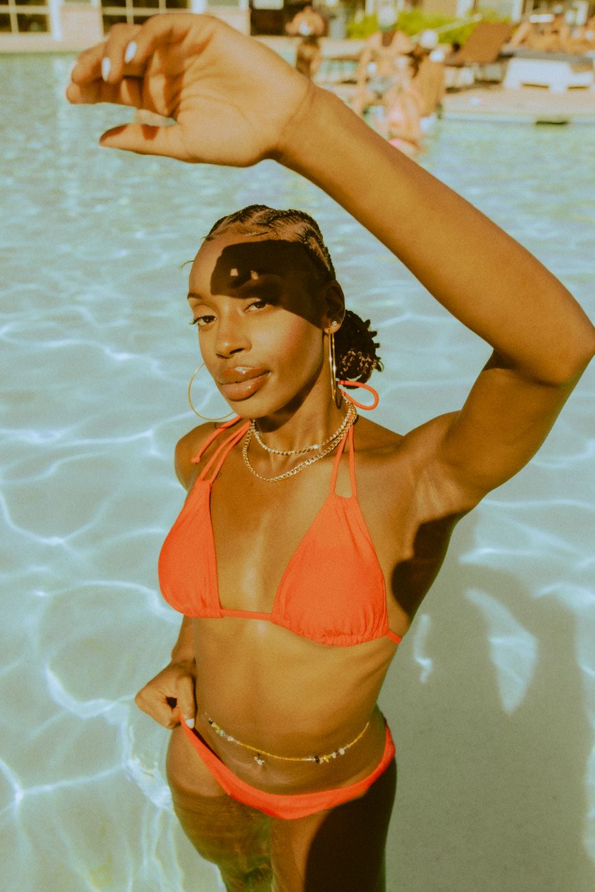 Mujer en bikini junto al agua