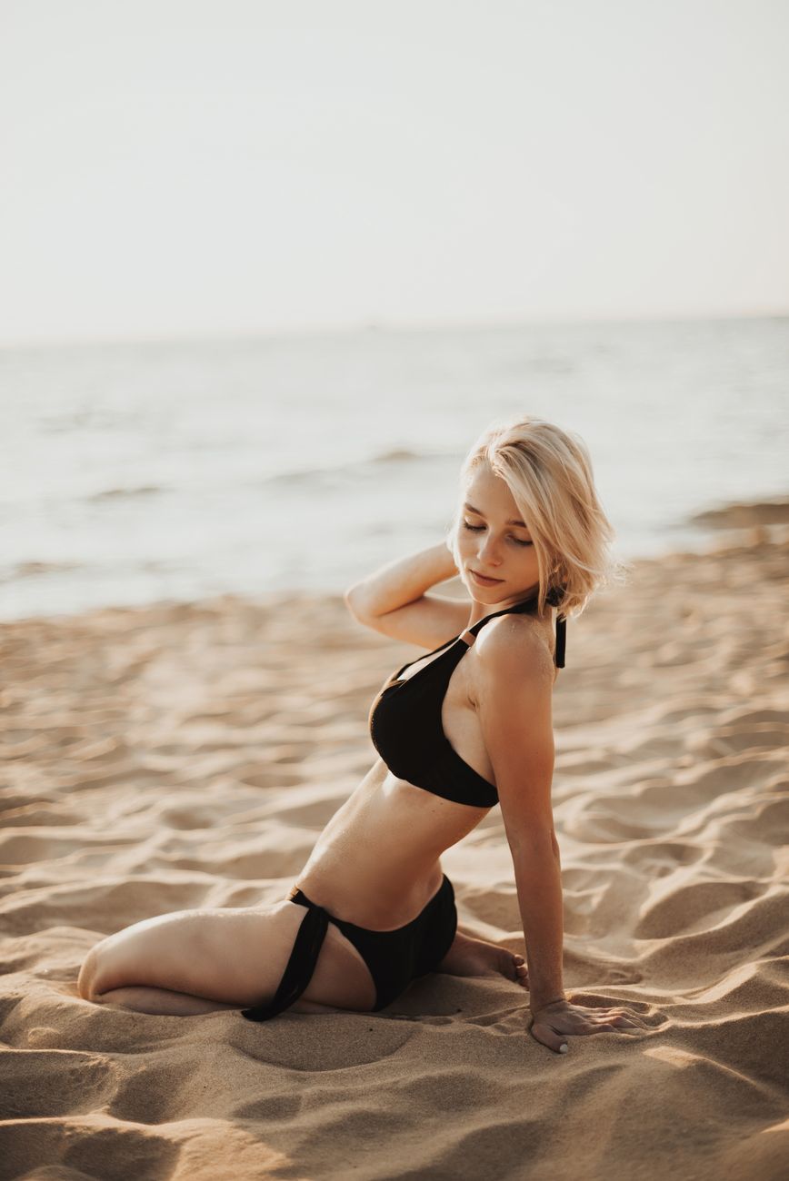 Mujer en bikini junto al agua