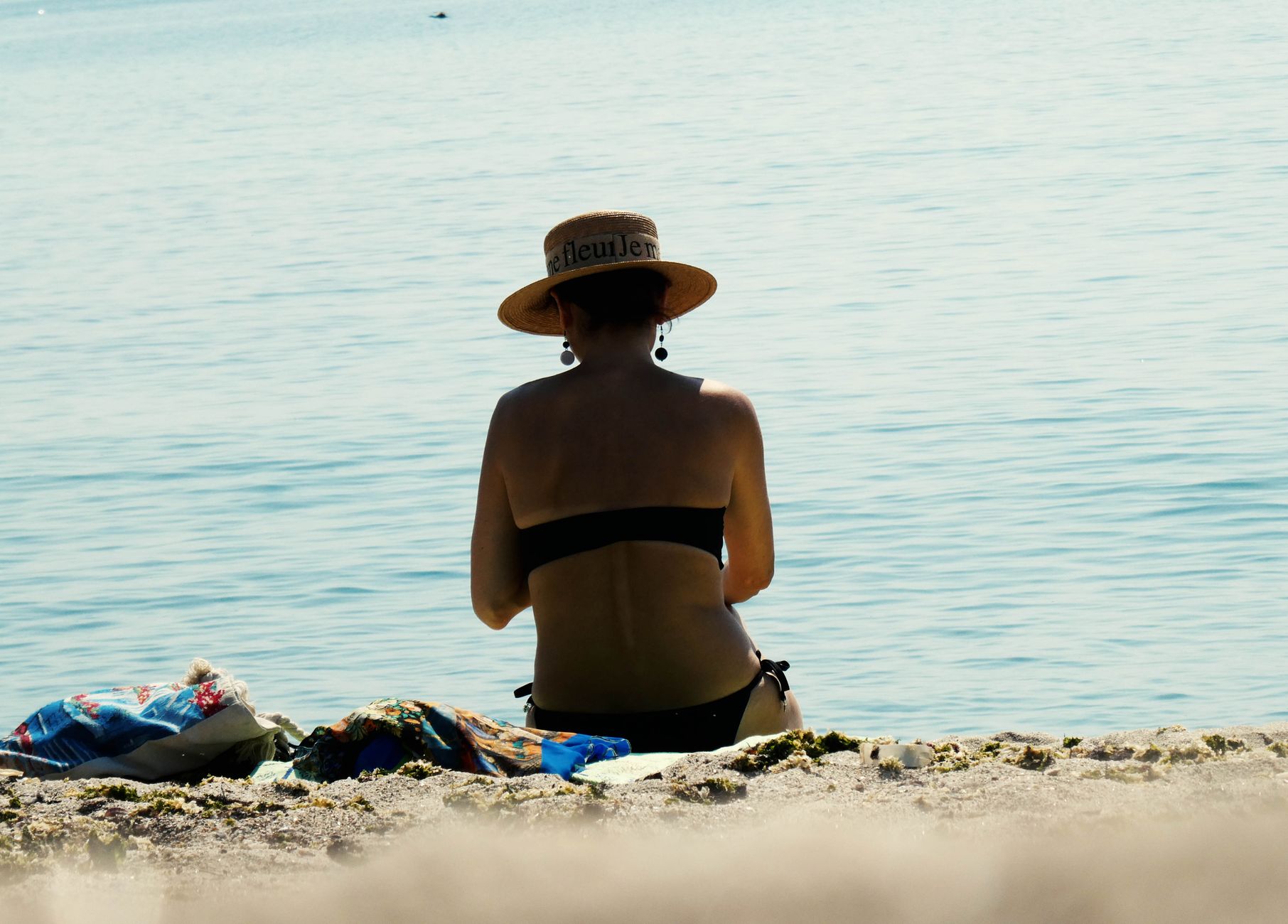 Mujer en bikini junto al agua