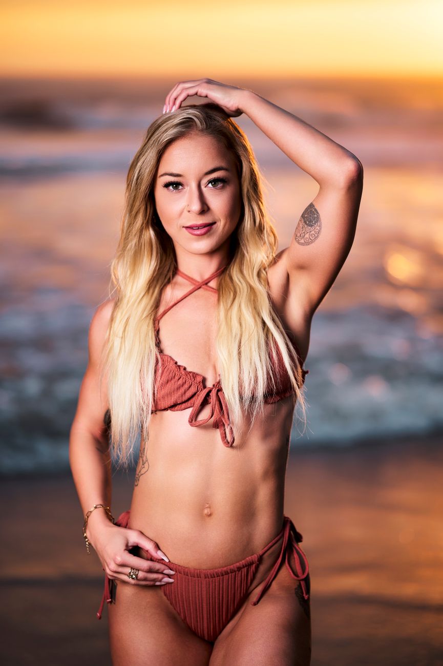 Mujer en bikini junto al agua