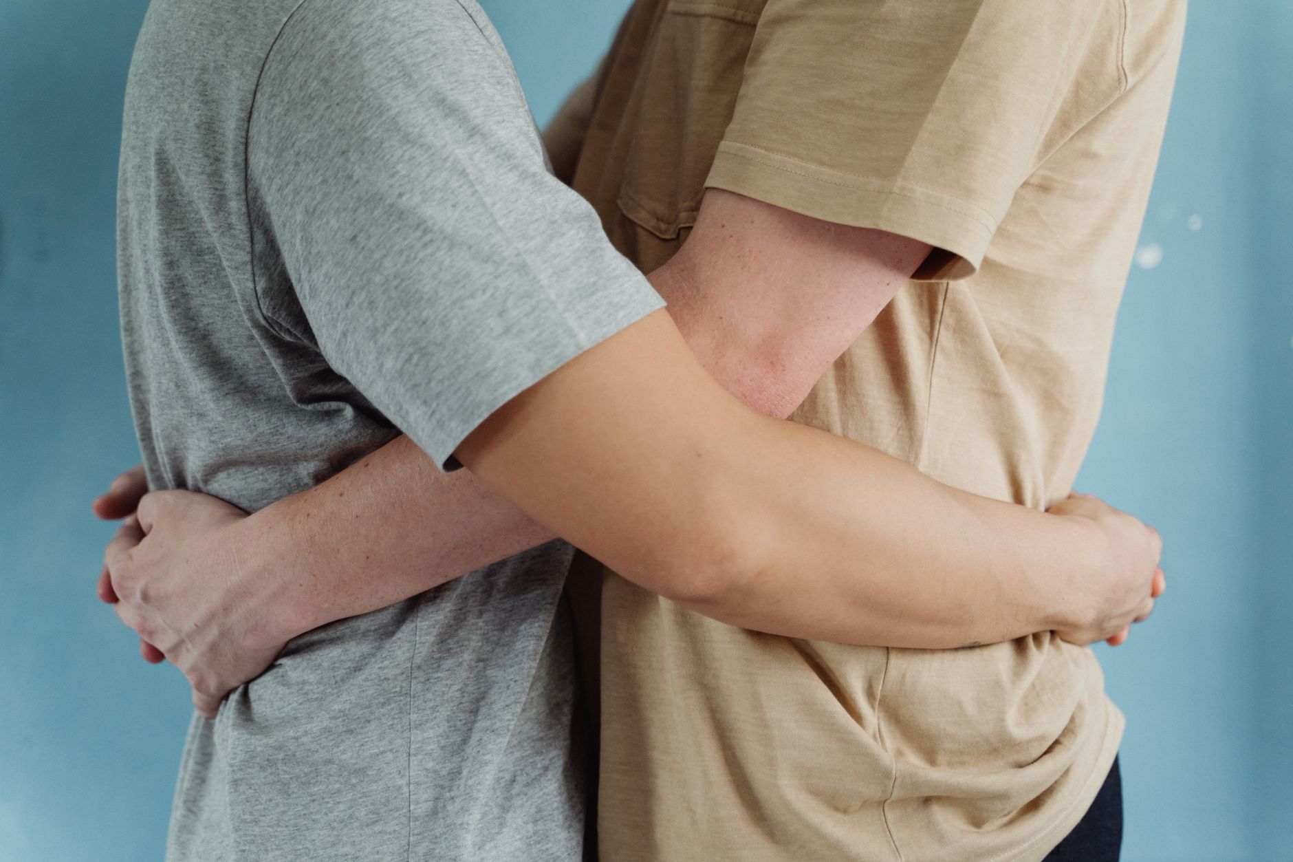 Pareja abrazada